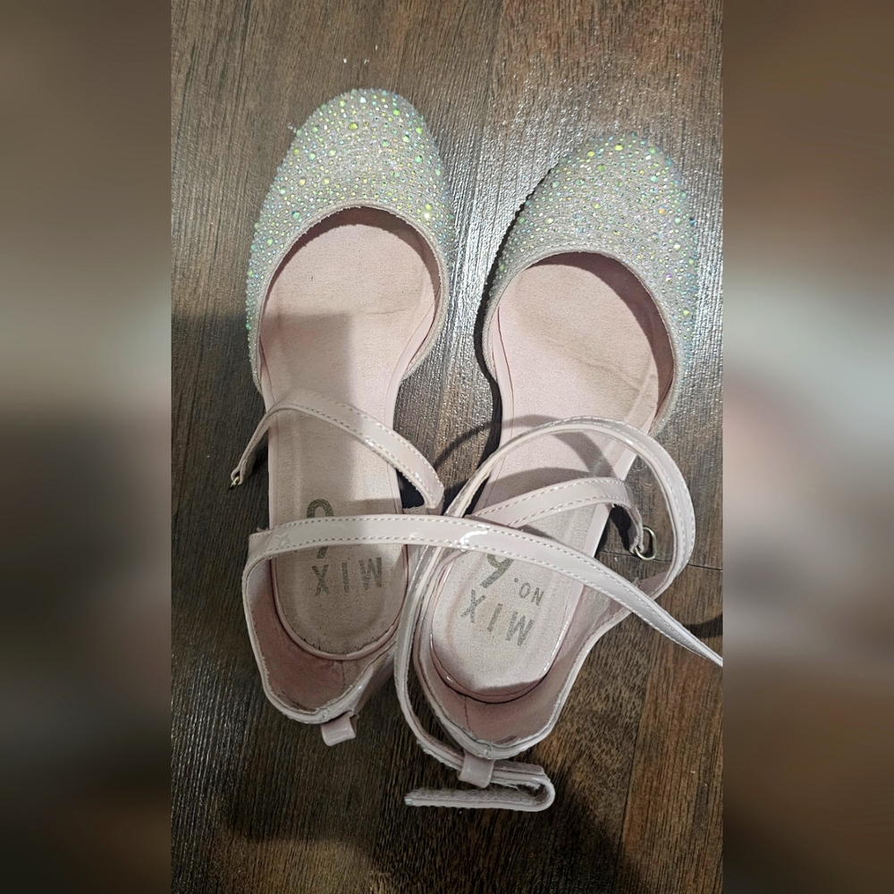 EUC Mix number 6 girls shoe size 1